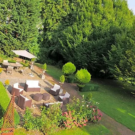 D'hotes Chateau De Courcelette Bed and Breakfast 3*